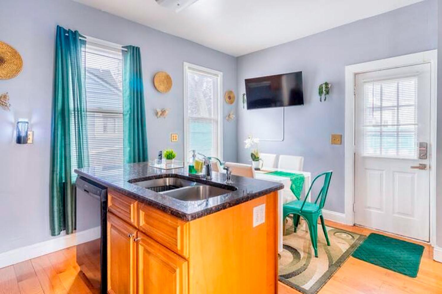 The Tremont Emerald - By Christmas Story House - Historic Charm & Modern Comfort Near Downtown With Parking, 300Mb Wifi & Self Check-In Cleveland Dış mekan fotoğraf