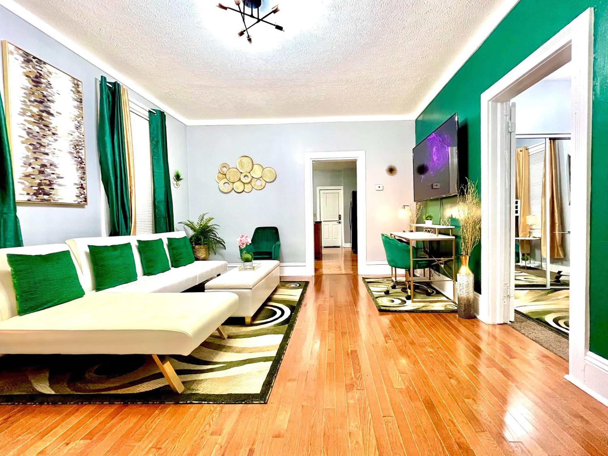 The Tremont Emerald - By Christmas Story House - Historic Charm & Modern Comfort Near Downtown With Parking, 300Mb Wifi & Self Check-In Cleveland Dış mekan fotoğraf