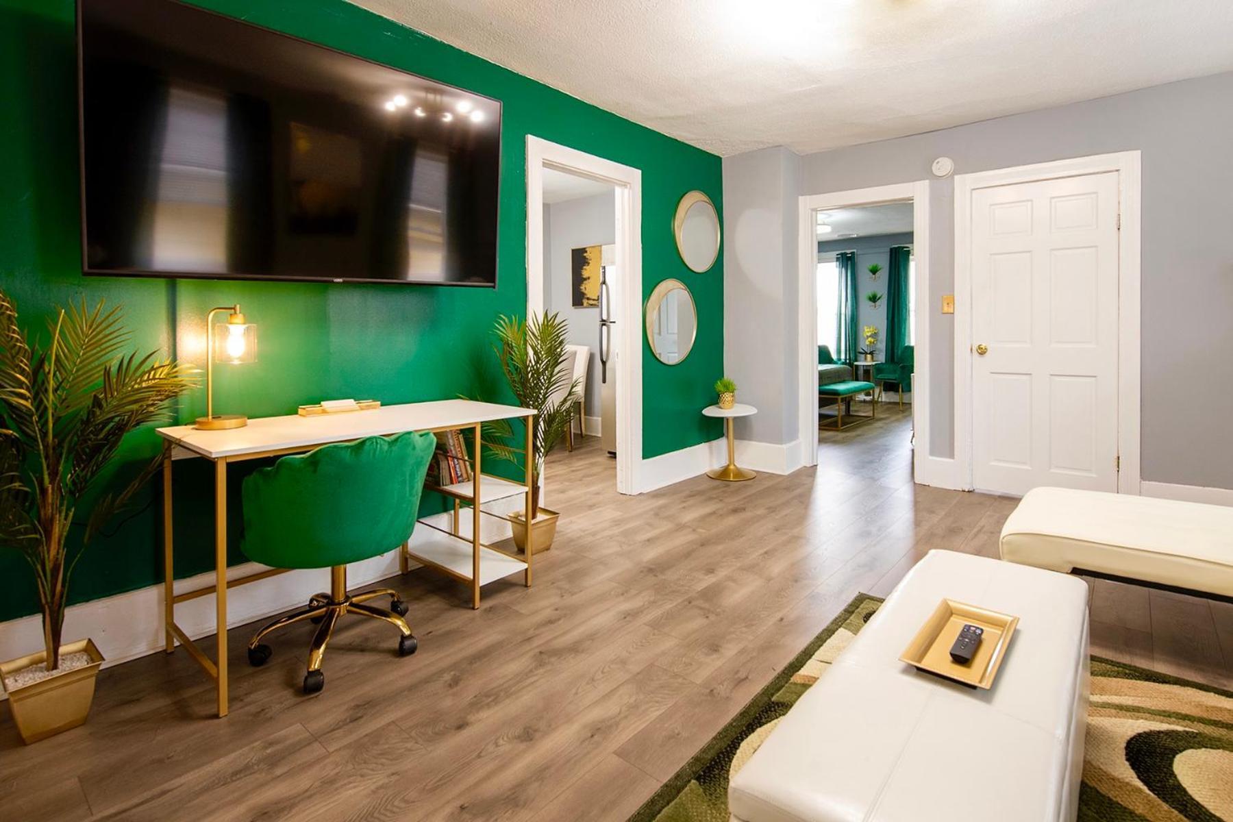 The Tremont Emerald - By Christmas Story House - Historic Charm & Modern Comfort Near Downtown With Parking, 300Mb Wifi & Self Check-In Cleveland Dış mekan fotoğraf