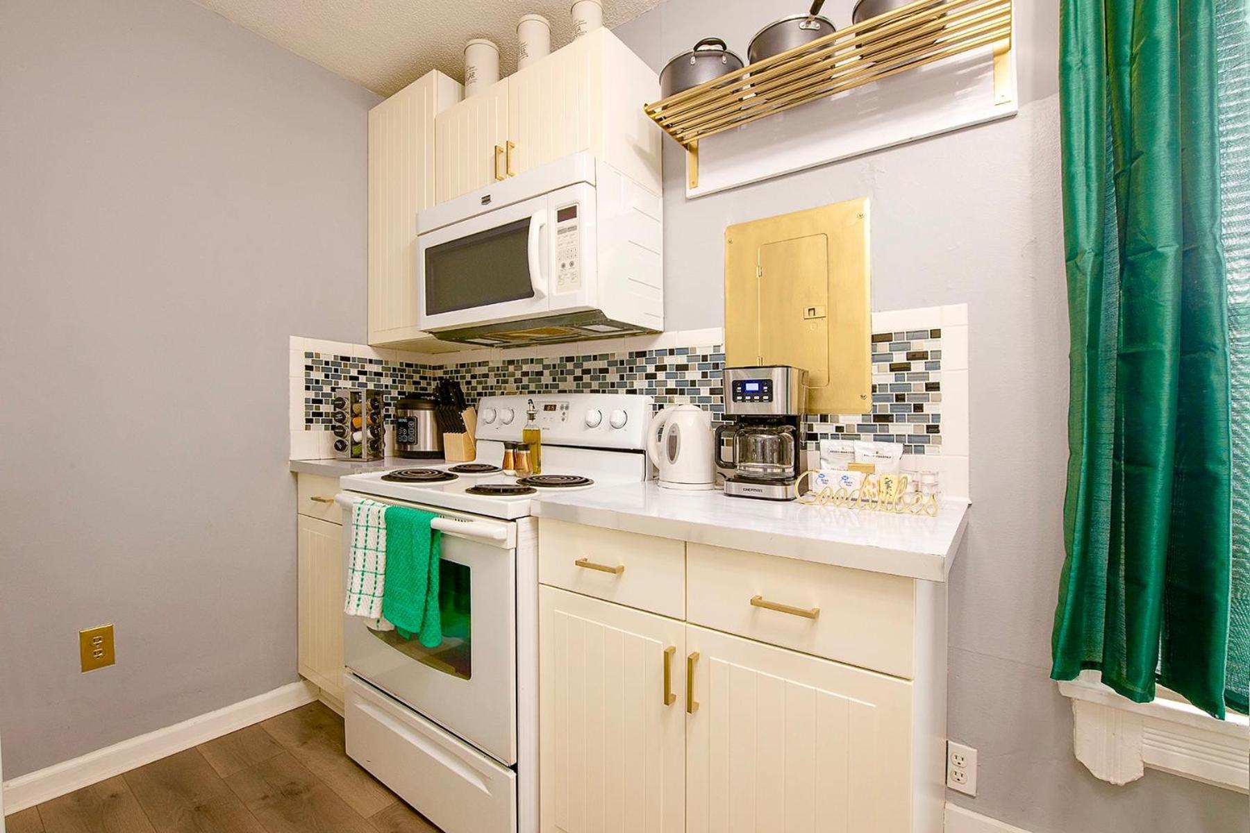The Tremont Emerald - By Christmas Story House - Historic Charm & Modern Comfort Near Downtown With Parking, 300Mb Wifi & Self Check-In Cleveland Dış mekan fotoğraf