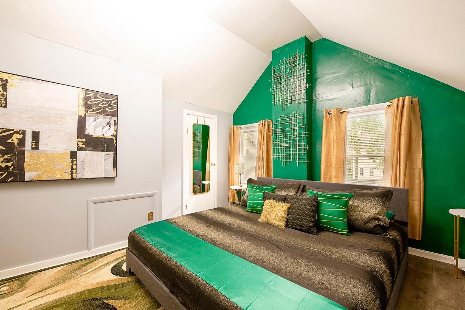The Tremont Emerald - By Christmas Story House - Historic Charm & Modern Comfort Near Downtown With Parking, 300Mb Wifi & Self Check-In Cleveland Dış mekan fotoğraf