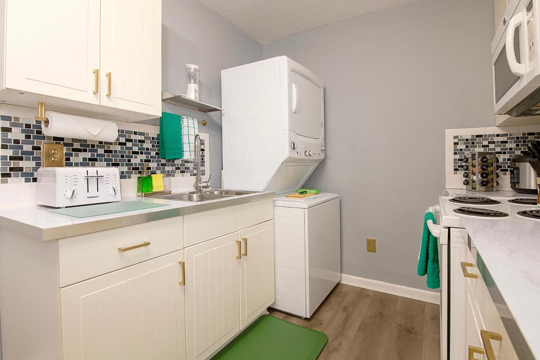 The Tremont Emerald - By Christmas Story House - Historic Charm & Modern Comfort Near Downtown With Parking, 300Mb Wifi & Self Check-In Cleveland Dış mekan fotoğraf