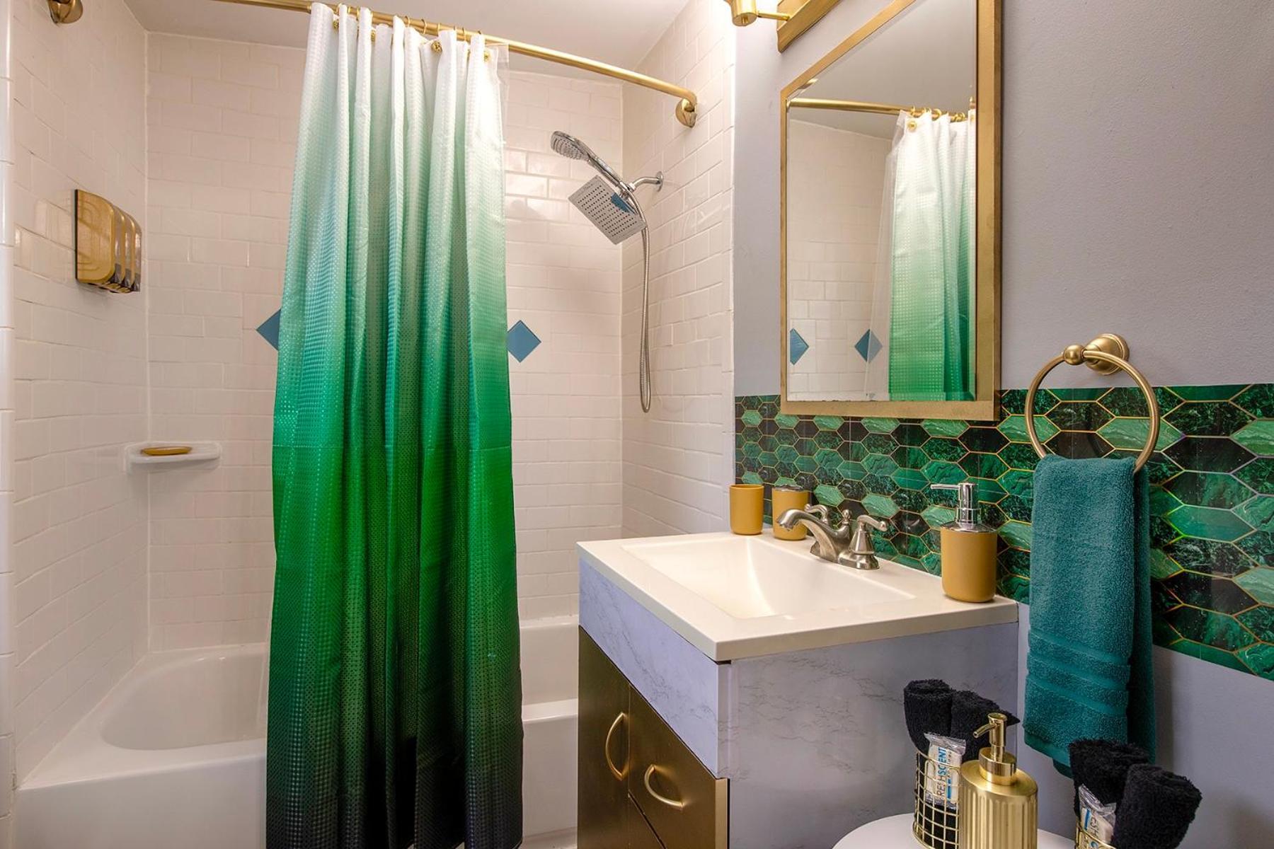 The Tremont Emerald - By Christmas Story House - Historic Charm & Modern Comfort Near Downtown With Parking, 300Mb Wifi & Self Check-In Cleveland Dış mekan fotoğraf