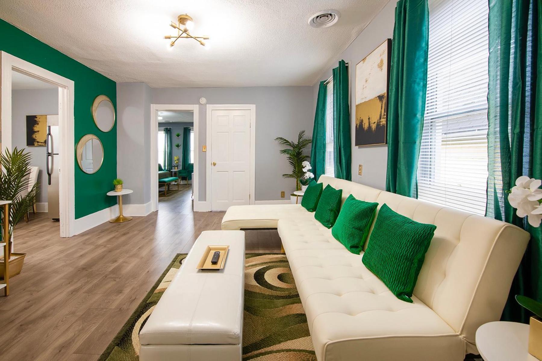The Tremont Emerald - By Christmas Story House - Historic Charm & Modern Comfort Near Downtown With Parking, 300Mb Wifi & Self Check-In Cleveland Dış mekan fotoğraf