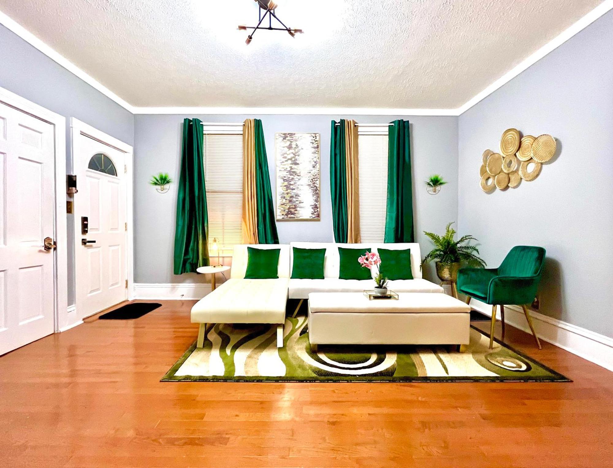 The Tremont Emerald - By Christmas Story House - Historic Charm & Modern Comfort Near Downtown With Parking, 300Mb Wifi & Self Check-In Cleveland Dış mekan fotoğraf
