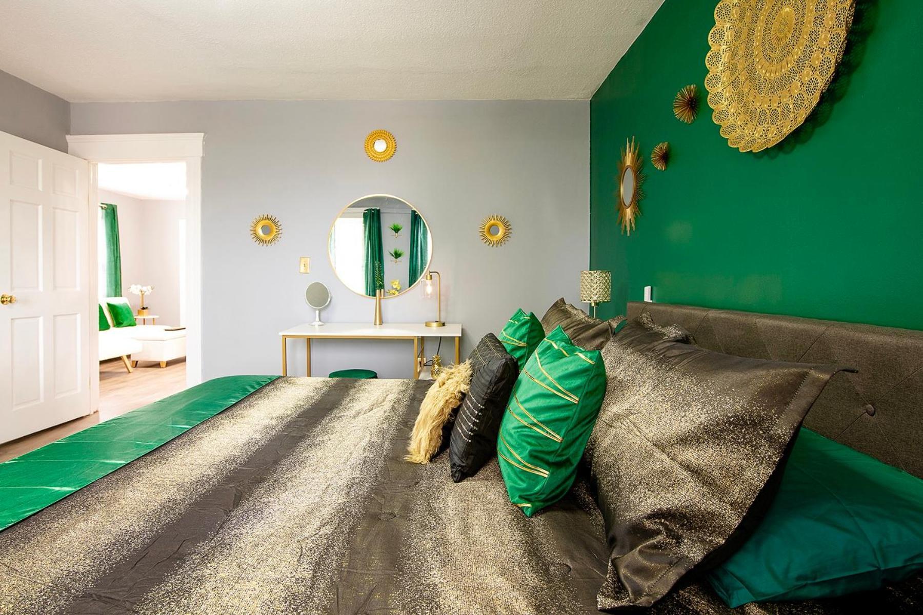 The Tremont Emerald - By Christmas Story House - Historic Charm & Modern Comfort Near Downtown With Parking, 300Mb Wifi & Self Check-In Cleveland Dış mekan fotoğraf
