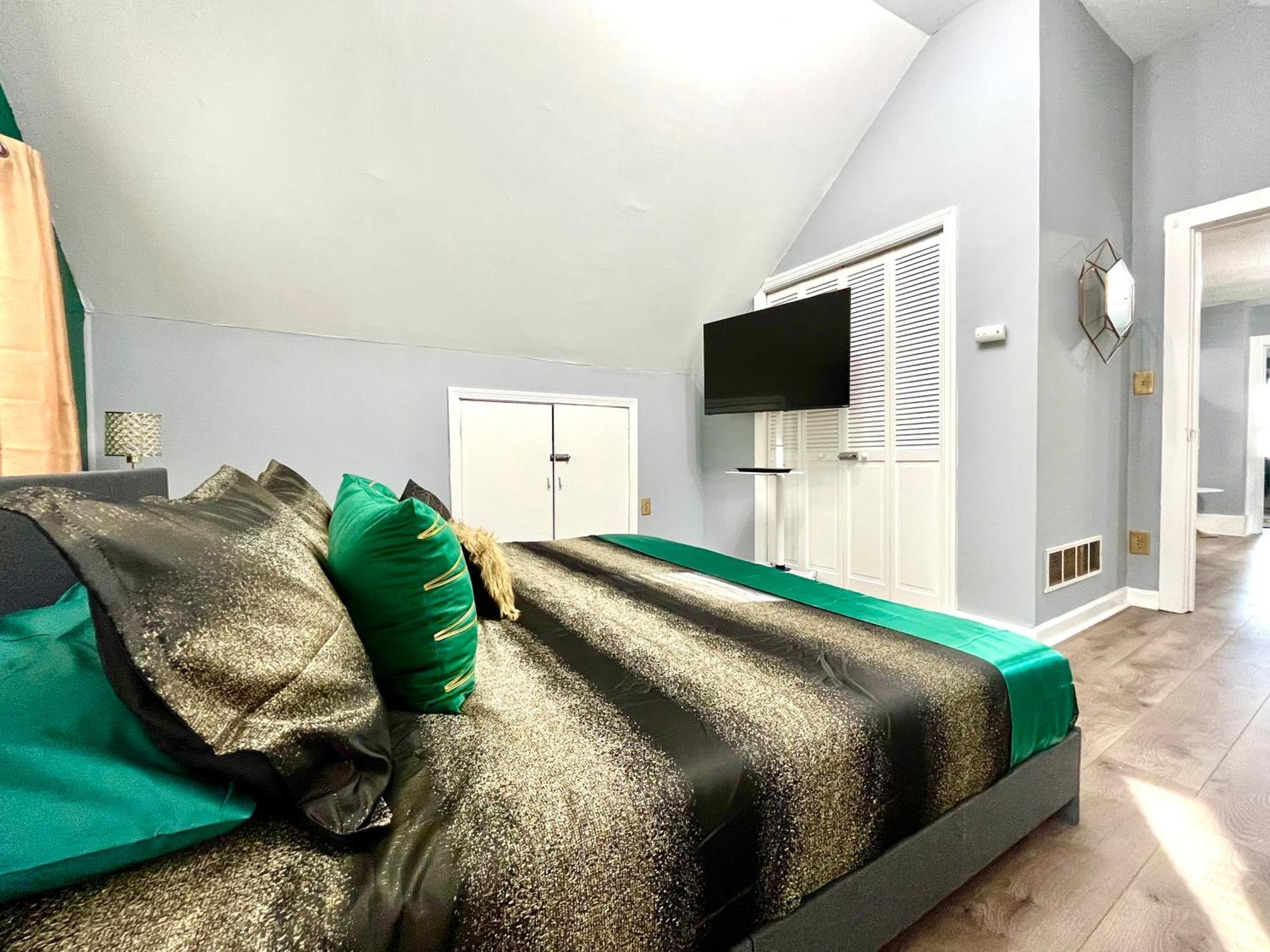 The Tremont Emerald - By Christmas Story House - Historic Charm & Modern Comfort Near Downtown With Parking, 300Mb Wifi & Self Check-In Cleveland Dış mekan fotoğraf