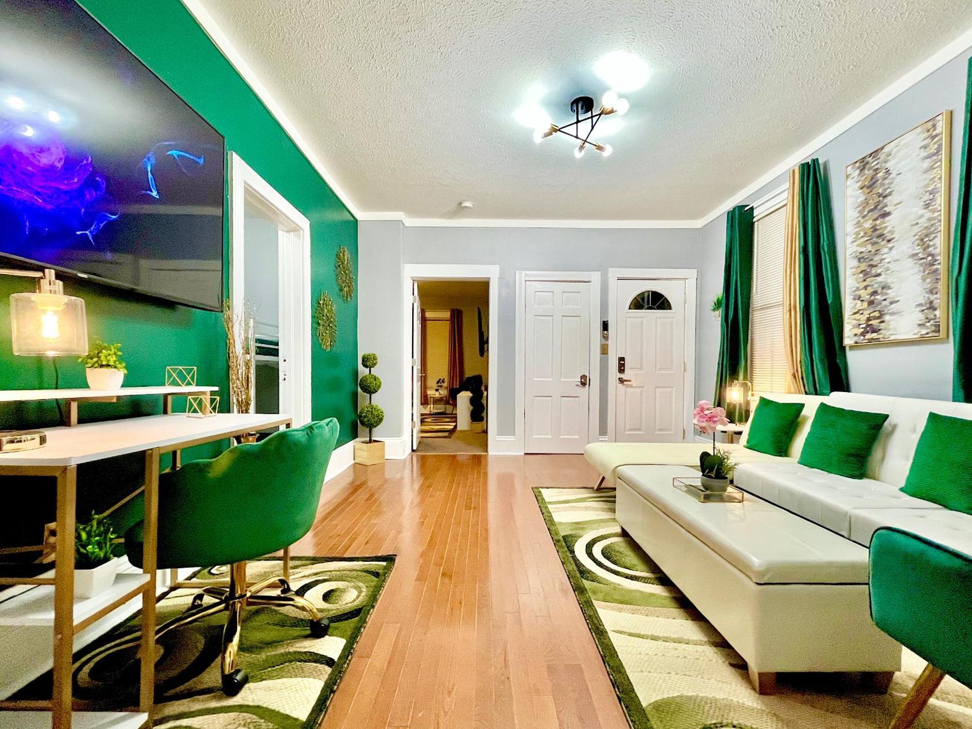 The Tremont Emerald - By Christmas Story House - Historic Charm & Modern Comfort Near Downtown With Parking, 300Mb Wifi & Self Check-In Cleveland Dış mekan fotoğraf